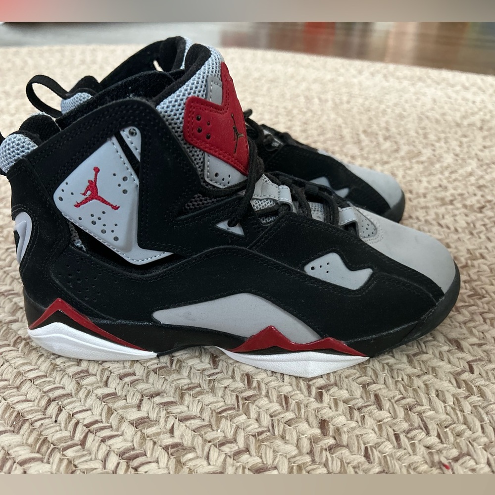 kids jordan true flight size 4 lightly used